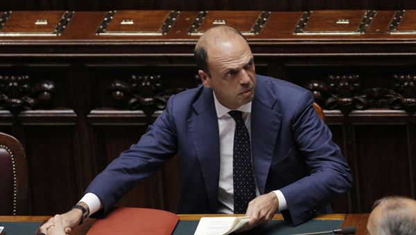 Renzi incontra gli operai dell'AST Terni. Alfano: "nessuna linea dura"
