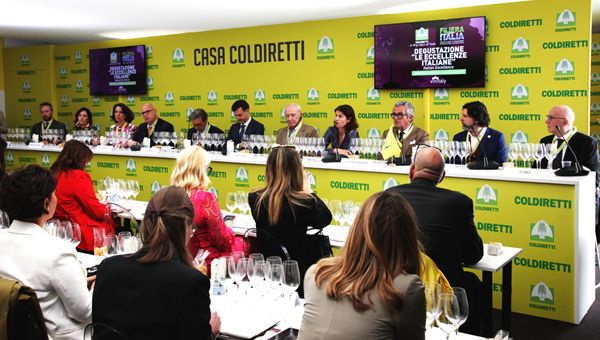Vinitaly, Coldiretti: "Cantine leader del vino italiano a confronto su dazi, etichette e consumi"