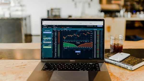 Le piattaforme di trading sono intermediari autorizzati che eseguono ordini sui mercati: il conto si apre con verifica, i modelli cambiano rischio e i costi non sono mai davvero zero.