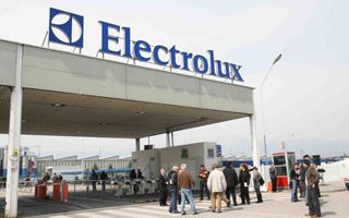 Electrolux dimezza produzione: annunciati 1.700 esuberi