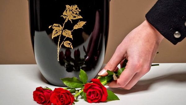 Cremazioni, conto più salato per le famiglie: l’effetto delle nuove norme