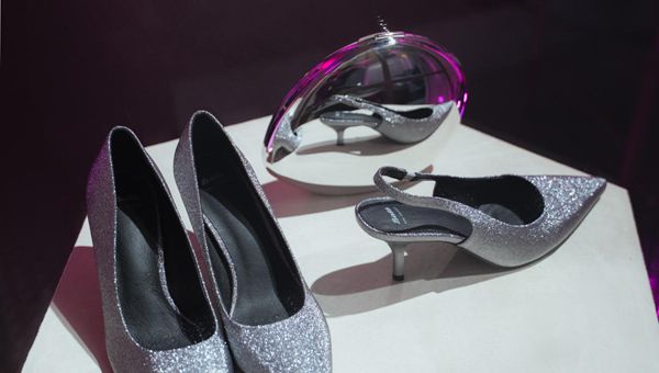 Moda, Ilary Blasi e Bata insieme per omaggiare le donne di oggi "sempre in movimento