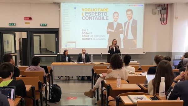 Professioni: il ruolo strategico dell’Esperto Contabile presentato in un’aula universitaria Professioni: il ruolo strategico dell’Esperto Contabile presentato in un’aula universitaria