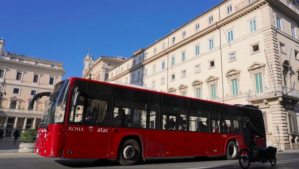 Trasporto pubblico italiano in crisi: offerta dimezzata e 4 miliardi persi