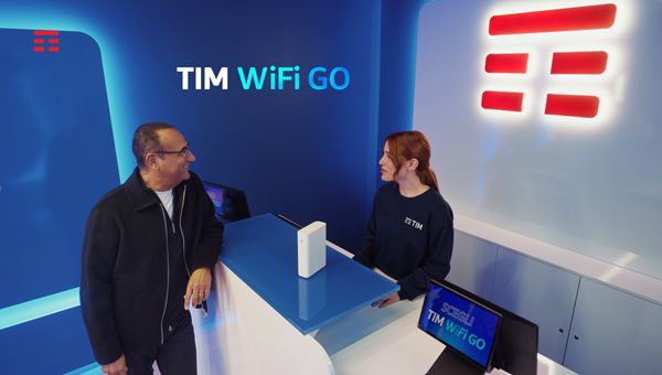 Tim: al via la nuova campagna dedicata a TIM WiFi Go con protagonista Carlo Conti