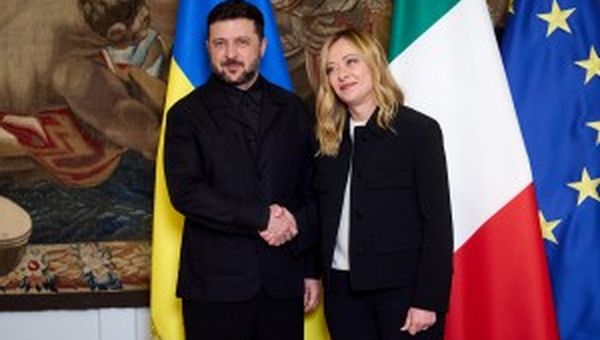 Ucraina, Zelensky da Meloni: "Contiamo molto sul continuo sostegno dell'Italia"