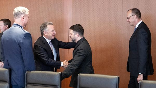 Ucraina, Zelensky chiede garanzie sicurezza USA in cambio della NATO