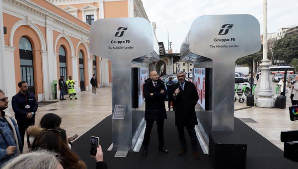 FS, Puglia: in mostra a Bari Centrale l'installazione di "Pensiero Binario"