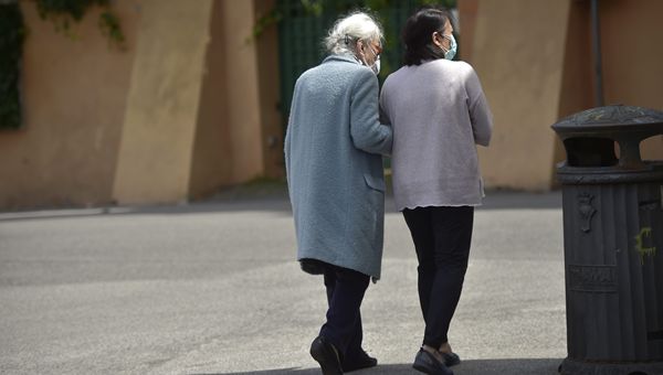 Lavoro, badanti: in Italia si qualificano 3–4 mila lavoratrici l'anno (circa 1% del totale)