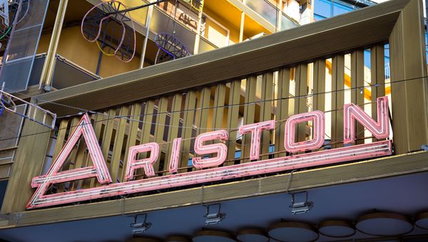 Sanremo: viaggio nei prezzi delle case delle città natali dei big in gara