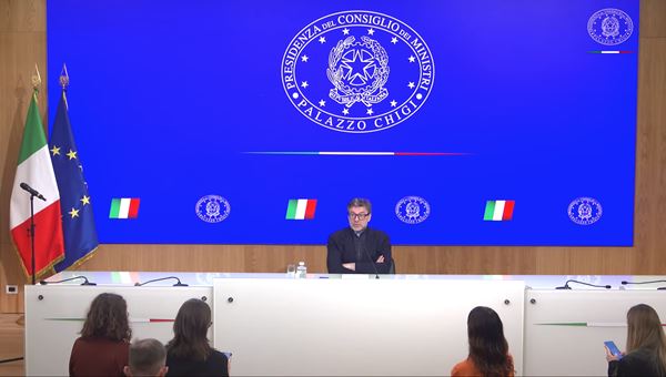 Carburanti, Giorgetti: "Prorogato taglio accise fino al primo maggio"