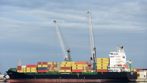 Hormuz, oltre 1.400 navi mercantili di ogni tipo ferme su entrambi i lati dello stretto Hormuz, oltre 1.400 navi mercantili di ogni tipo ferme su entrambi i lati dello stretto