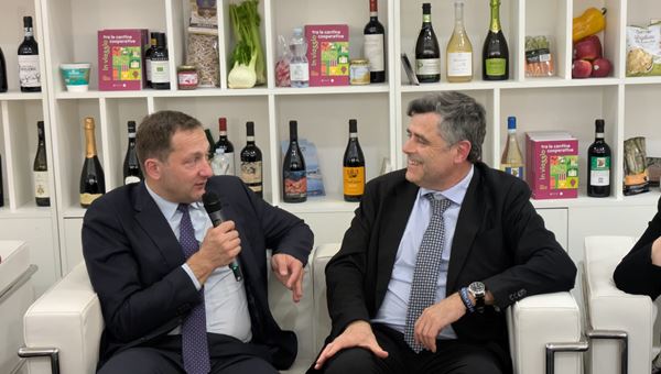 Vinitaly, Hansen allo stand di Legacoop Agroalimentare: "Serve rafforzare il mercato e non distruggere capacità produttiva"