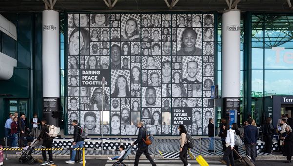 All'Aeroporto di Roma Fiumicino una grande installazione fotografica per la pace