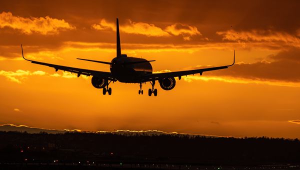 IATA dimezza le previsioni di utile 2026 del settore aereo a 23 miliardi di dollari con caro jet fuel