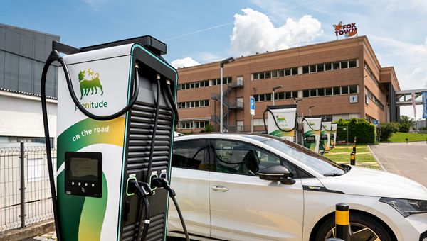 Plenitude, nuovo hub di ricarica per veicoli elettrici presso l’Outlet FoxTown Factory Stores in Svizzera