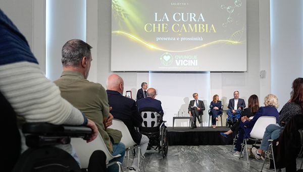 Alla Triennale di Milano AISLA e Centri Clinici NeMO lanciano Ovunque Vicini