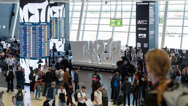 ‘Muro Bianco’ di Pietro Consagra arriva nella ‘Piazza’ del T1 dell’aeroporto di Roma Fiumicino