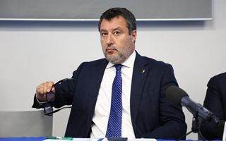 Auto, Salvini: no a imposizioni insostenibili sull'elettrico per imprese e noleggio