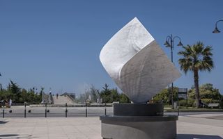 Pietrasanta celebra i 30 anni di Gustavo Vélez: la città diventa museo a cielo aperto