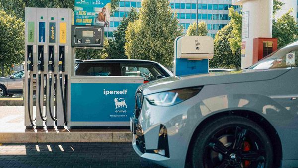 ENI, accordo per il rifornimento delle flotte aziendali BMW Italia con il biocarburante diesel HVO di Enilive