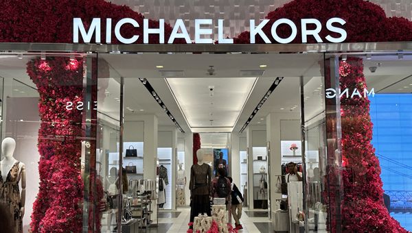 Capri Holdings taglia la guidance sui ricavi annui per la debolezza di Michael Kors