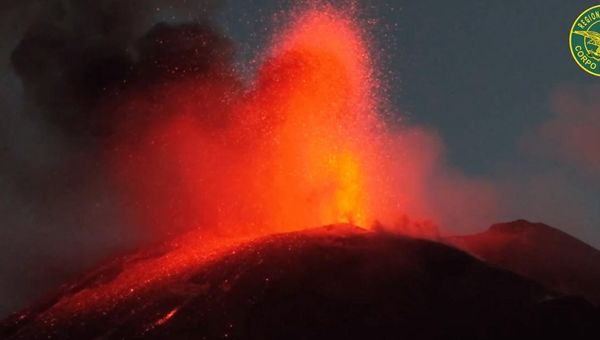 Etna, aeroporto di Catania: sospesi voli fino alle 16 di domani