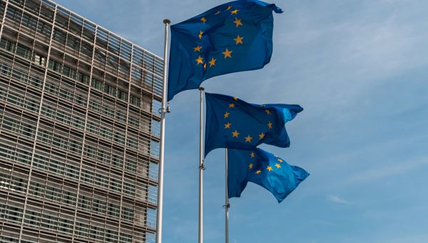 Commissione UE designa ChatGPT, Reddit e Roblox come grandi piattaforme