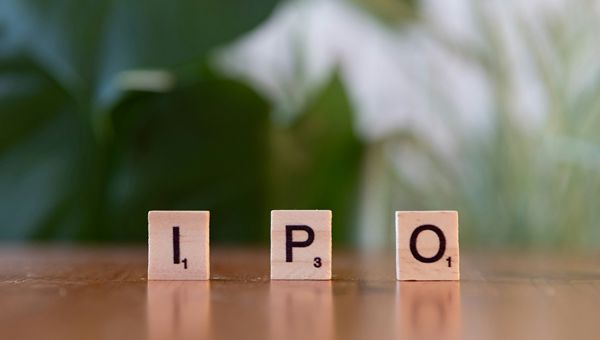 IPO: come funziona la quotazione in Borsa, differenze tra Europa e Stati Uniti e casi da ricordare IPO: come funziona la quotazione in Borsa, differenze tra Europa e Stati Uniti e casi da ricordare