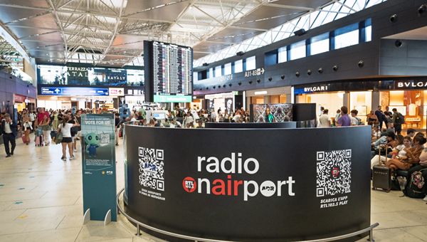 RTL 102.5 e Radio Zeta atterrano all’aeroporto di Roma Fiumicino