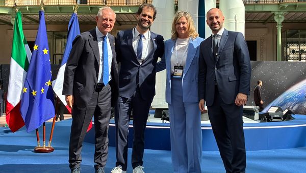 Spazio, Urso all’International Space Summit di Parigi: siglati due accordi Italia-Francia Spazio, Urso all’International Space Summit di Parigi: siglati due accordi Italia-Francia