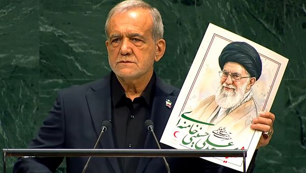 Onu, Pezeshkian mostra le foto dei bambini uccisi e di Ali Khamenei: gli Usa lasciano l’aula Onu, Pezeshkian mostra le foto dei bambini uccisi e di Ali Khamenei: gli Usa lasciano l’aula