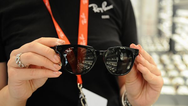 EssilorLuxottica-Meta lanciano nuova generazione Ray-Ban Meta e ampliano gamma occhiali IA
