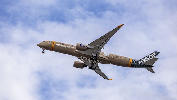 Airbus, l'aereo cargo A350F completa con successo il suo primo volo
