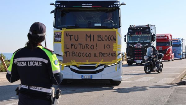 Autotrasportatori, la protesta al Sud si allarga: tir al porto di Napoli, fermo nei porti siciliani Autotrasportatori, la protesta al Sud si allarga: tir al porto di Napoli, fermo nei porti siciliani