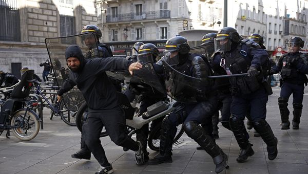 Francia, dopo i saccheggi Lecornu ordina “alcuni coprifuoco” Francia, dopo i saccheggi Lecornu ordina “alcuni coprifuoco”