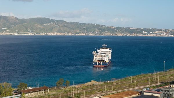 Terna, al via posa cavi sottomarini dell'elettrodotto fra Calabria e Sicilia