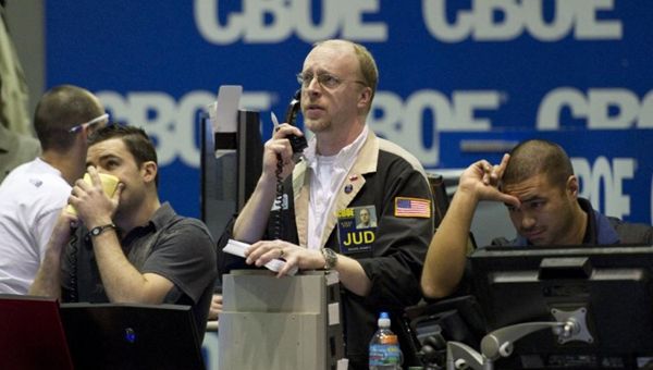 La volatilità descrive quanto i prezzi di azioni, indici e materie prime oscillano nel tempo. Quando le variazioni sono contenute i mercati appaiono stabili, quando diventano rapide e ampie cresce l’incertezza.