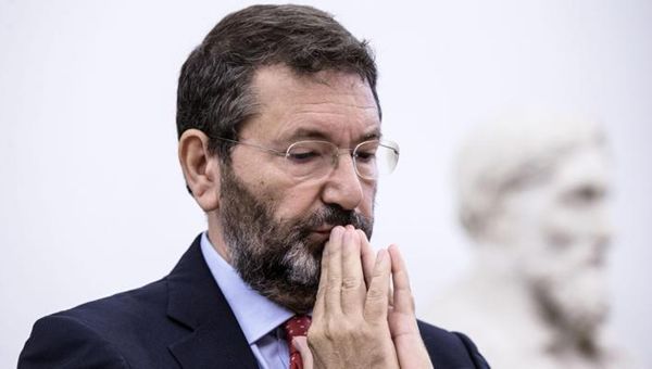 Marino, il PD prepara la exit strategy. Il sindaco: "pago le spese e resto qui"