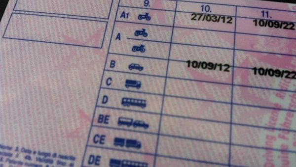 Addio al bollino della patente. Ora ne arriverà una nuova di zecca