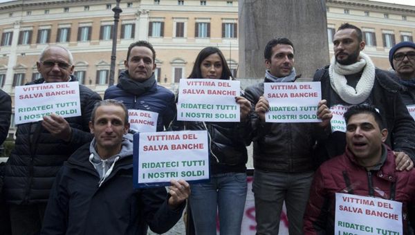 Banche, protesta a Roma dei correntisti "truffati e umiliati"