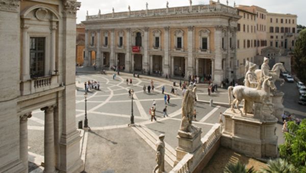 Renzi apre la partita di Roma: "Al voto a maggio 2016"