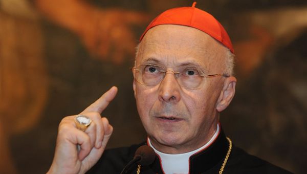 Bagnasco ai politici: è ora di pensare alla gente