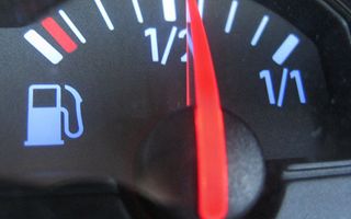 Carburanti, calano i consumi ma lievita la spesa