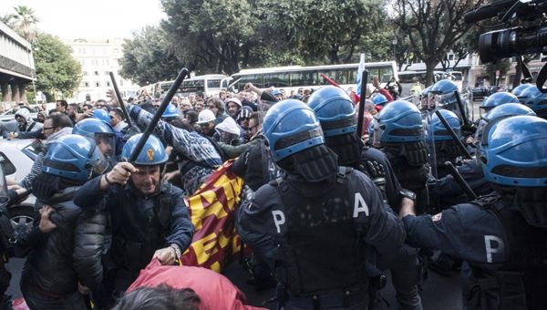 Ast, scontri al corteo a Roma. Landini: "caricati dalla polizia senza motivo"
