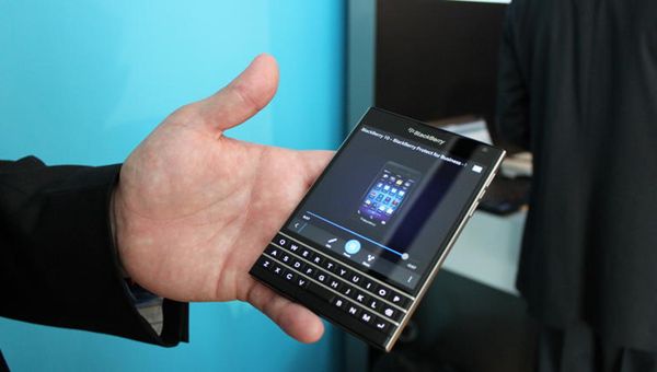 Quadrato è bello. BlackBerry lancia Passport, lo smartphone non convenzionale