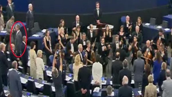 Schulz Presidente dell'Europarlamento. Farage volta le spalle durante l'inno