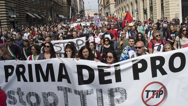 Roma contro il TTIP, in migliaia al corteo per dire "no" al trattato sul libero scambio