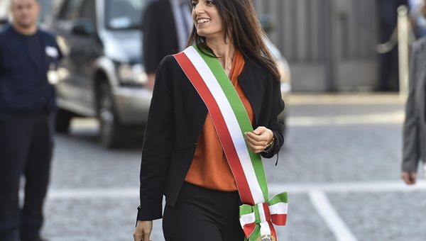 Virginia Raggi si insedia in Campidoglio, nel mirino l'enorme debito di Roma