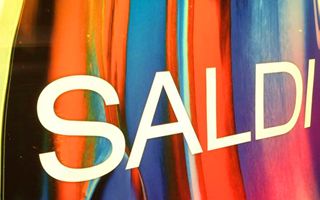Commercio, saldi estivi al via:  ogni famiglia spenderà in media 230 euro
